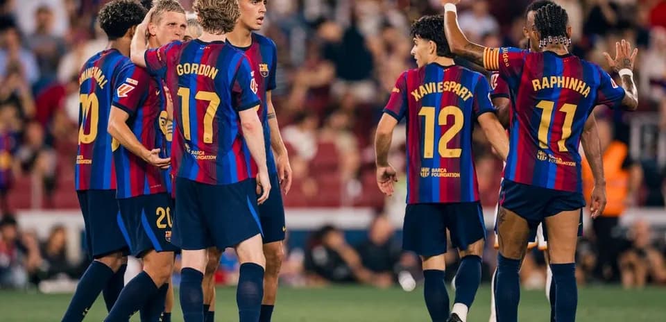 Jugadores del Barcelona celebrando en el campo