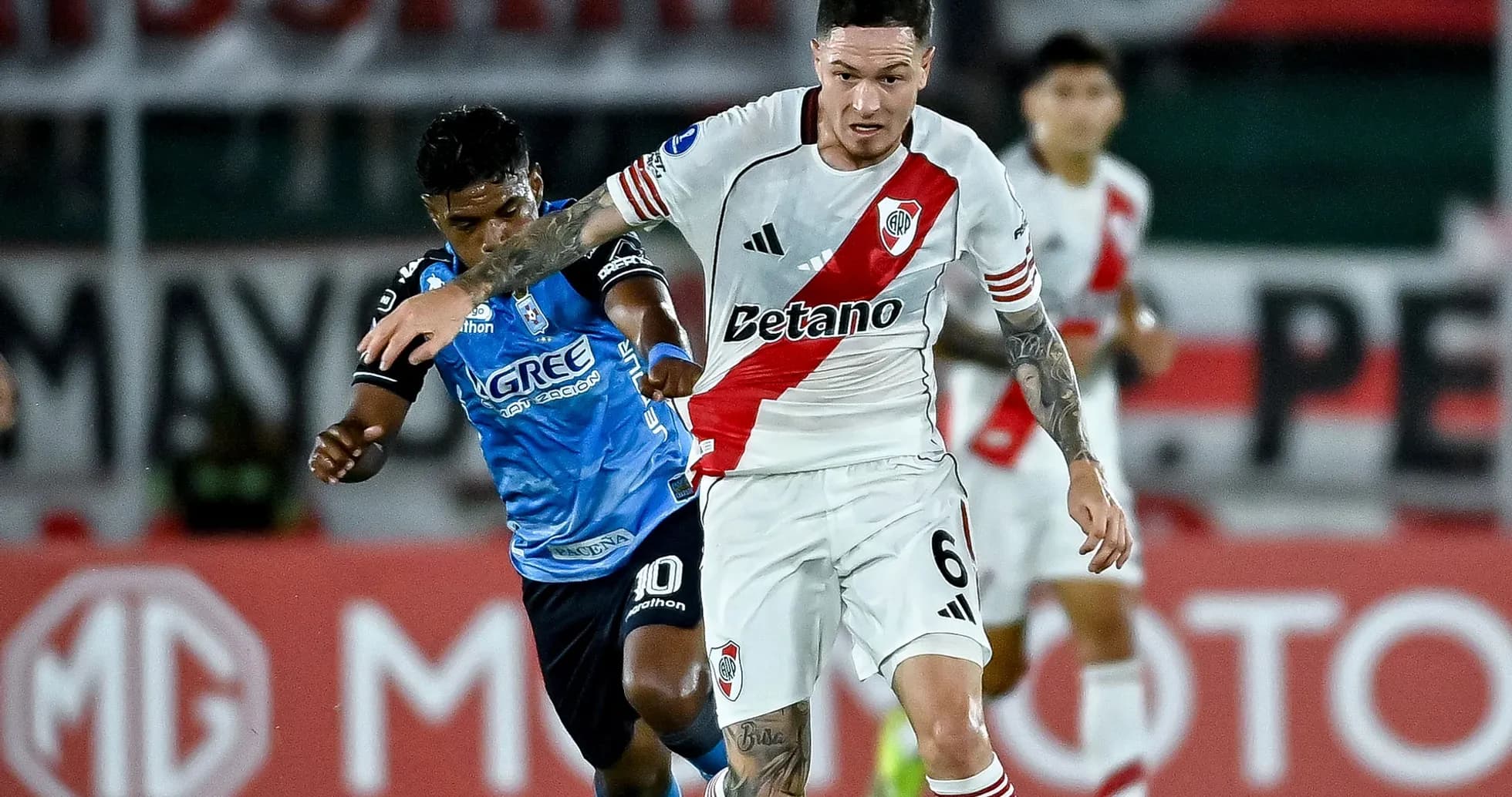 Jugador de River Plate en acción durante partido