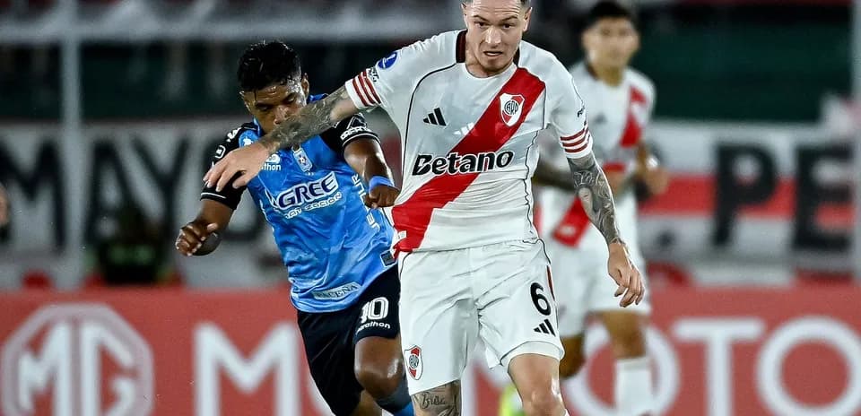 Jugador de River Plate en acción durante partido