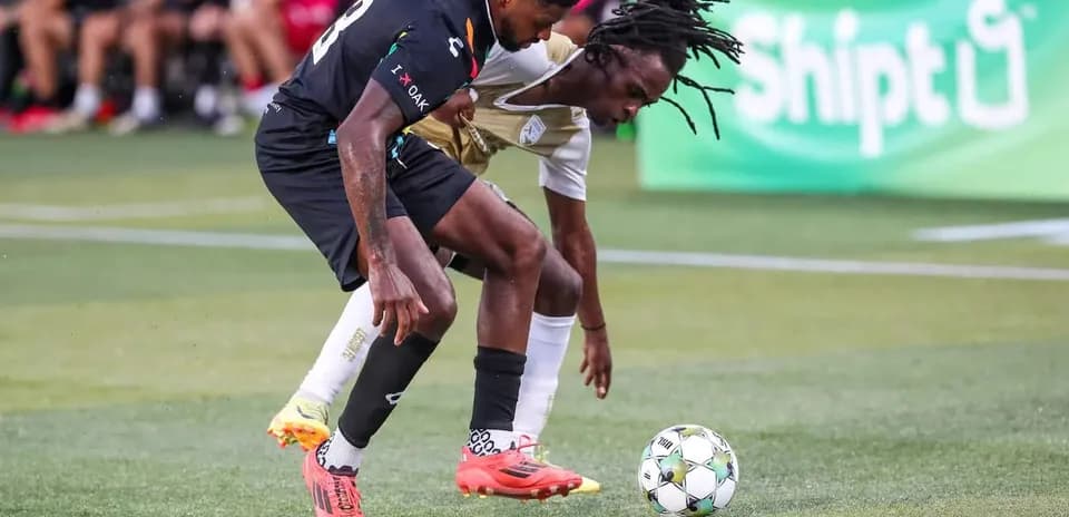 Dos jugadores luchando por el balón
