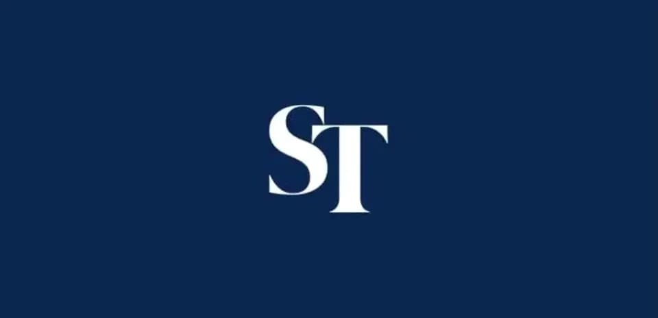 Logo de ST sobre fondo azul oscuro