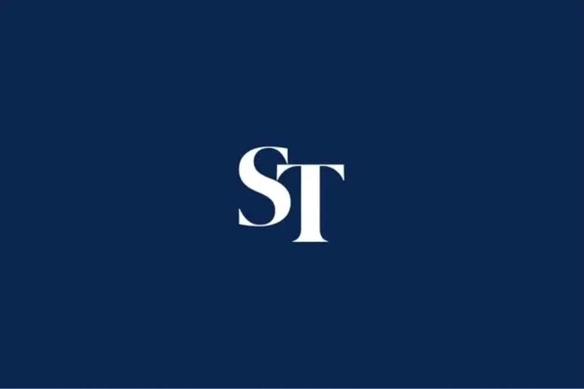 Logo de ST sobre fondo azul oscuro
