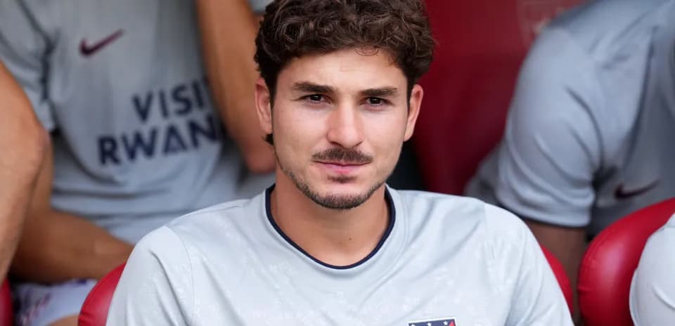 Jugador sentado en el banco de suplentes de Atlético
