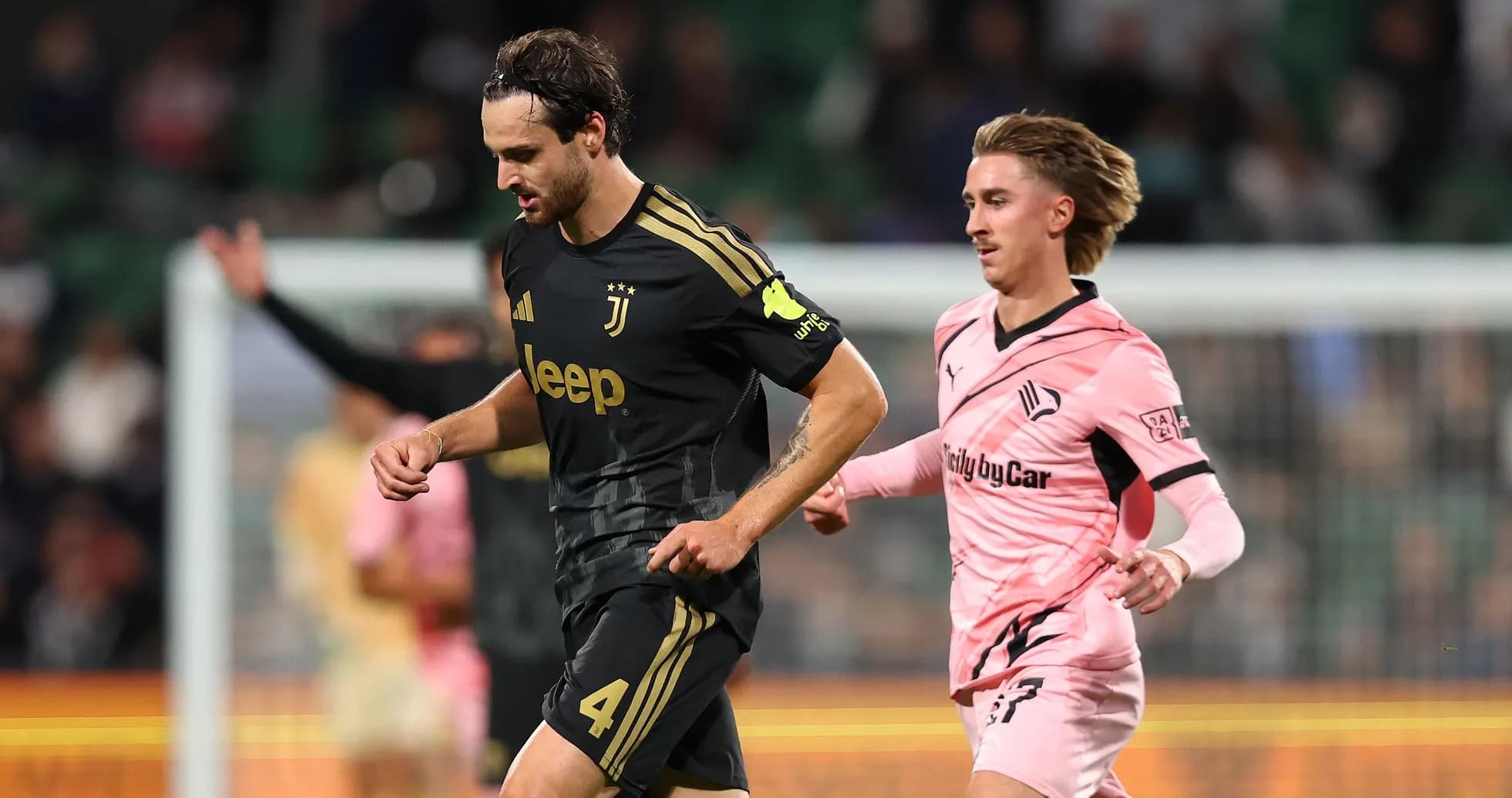 Jugadores de Juventus y Swansea compitiendo por el balón
