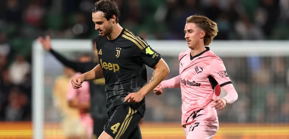 Jugadores de Juventus y Swansea compitiendo por el balón