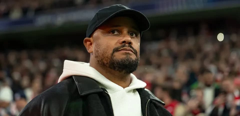 Hombre con gorra observando un evento deportivo