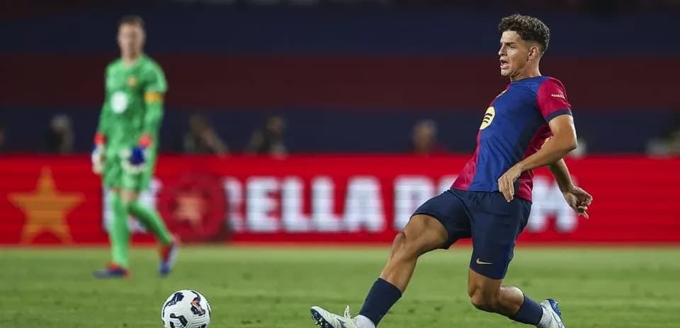 Jugador de fútbol pateando el balón en el campo