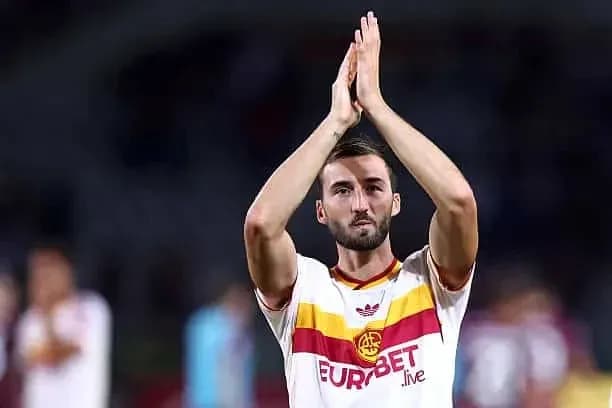Jugador aplaudiendo a la afición tras el partido
