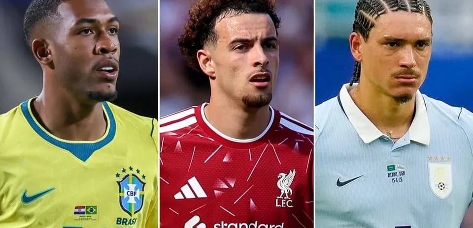 Tres futbolistas con camisetas de selecciones nacionales
