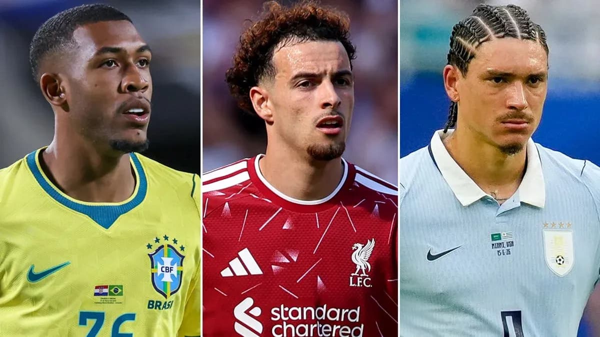 Tres futbolistas con camisetas de selecciones nacionales