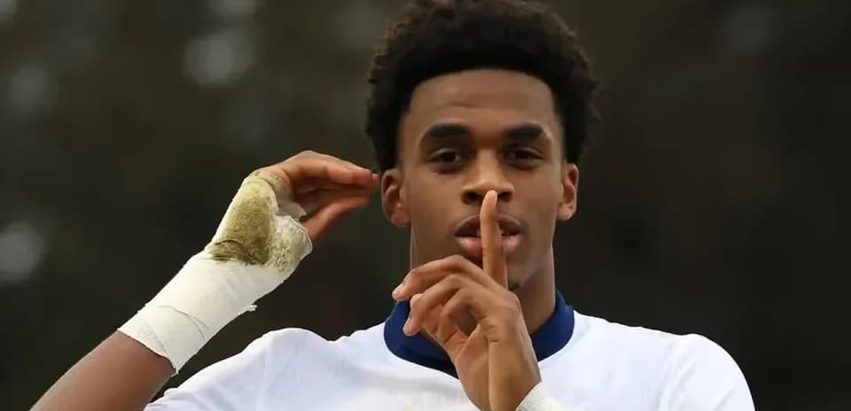 Jugador haciendo gesto de silencio durante el partido