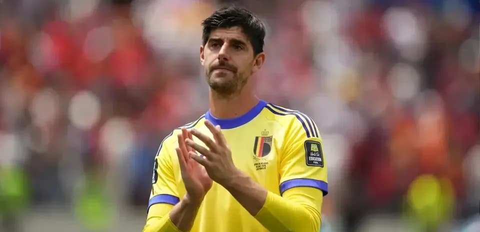 Portero belga aplaudiendo tras el partido