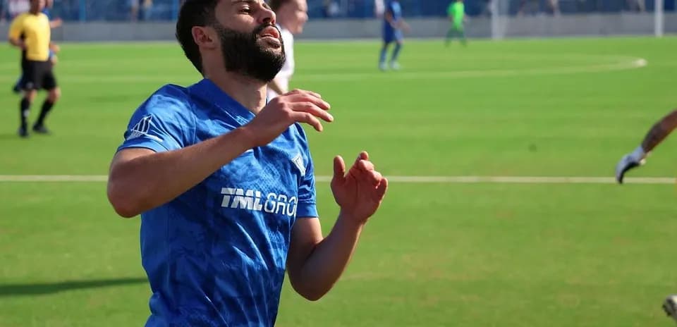 Jugador corriendo durante un partido de fútbol