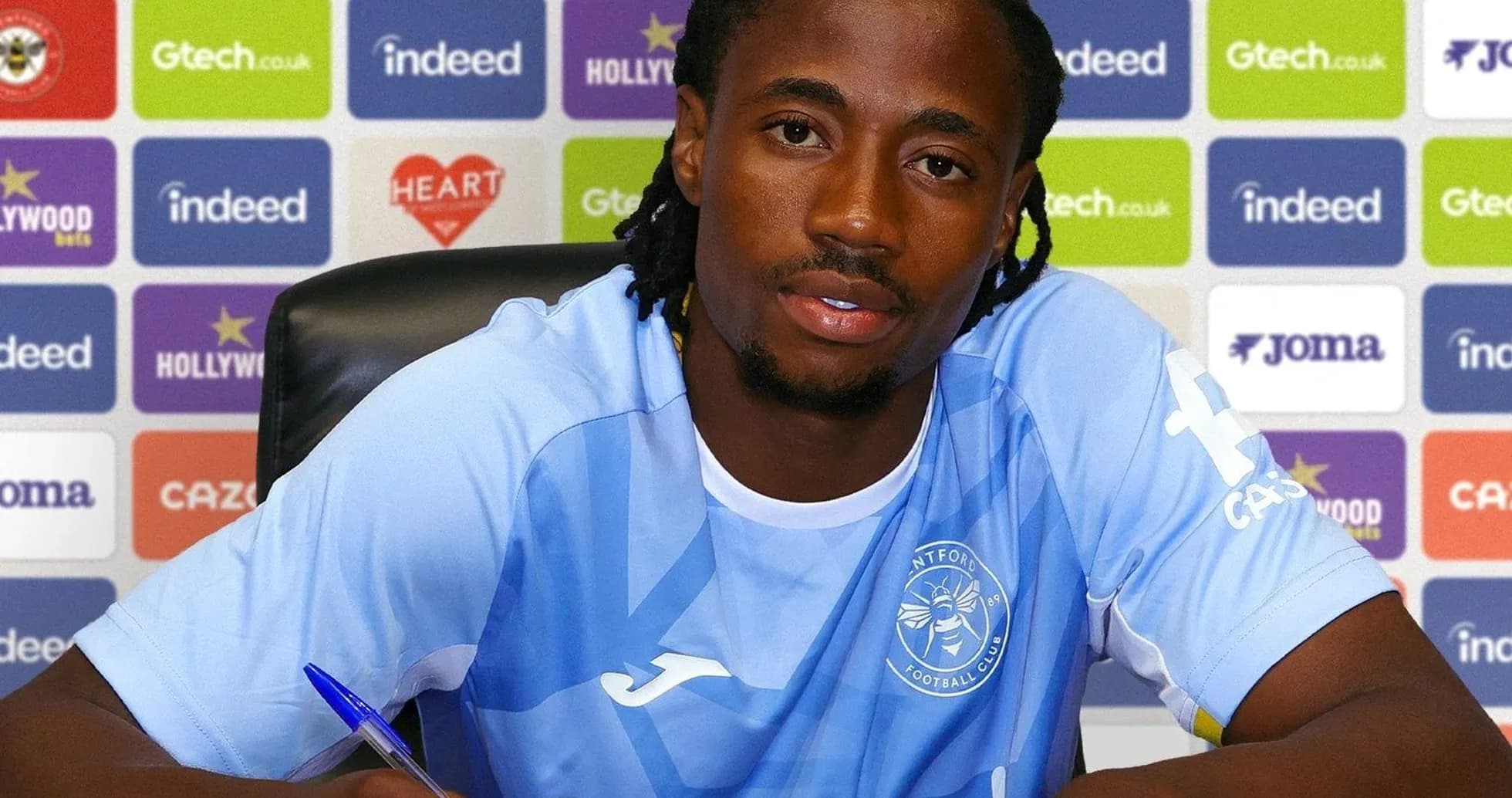 Jugador firmando contrato en rueda de prensa