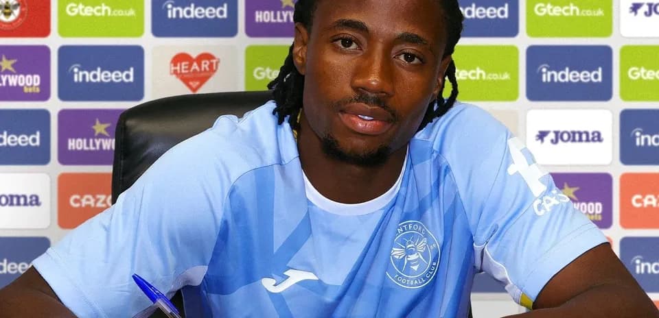 Jugador firmando contrato en rueda de prensa