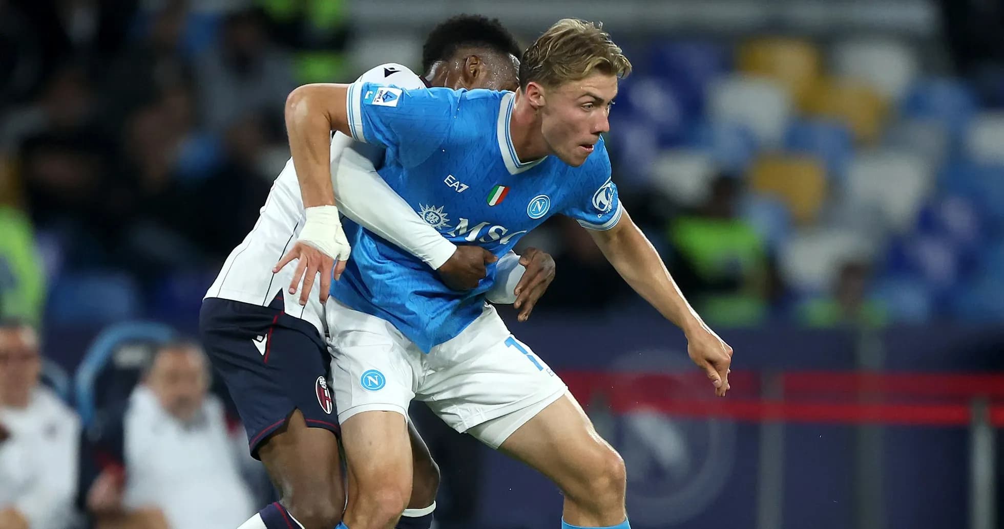 Jugador del Napoli siendo derribado durante el partido