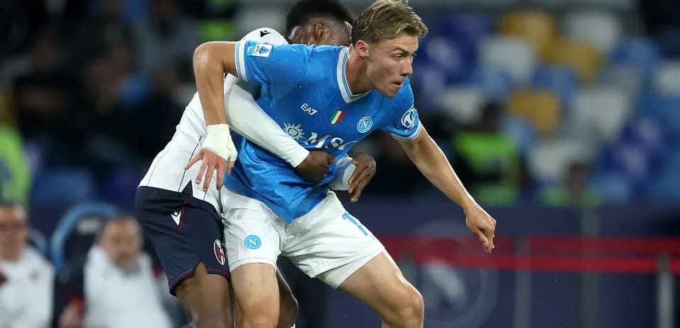 Jugador del Napoli siendo derribado durante el partido