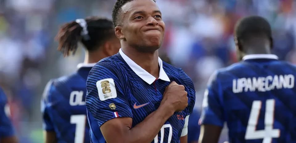 Kylian Mbappé celebrando con sus compañeros