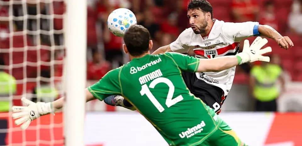 Jugador de Sao Paulo disparando a la portería