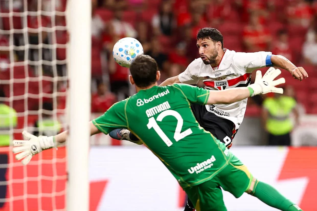 Jugador de Sao Paulo disparando a la portería