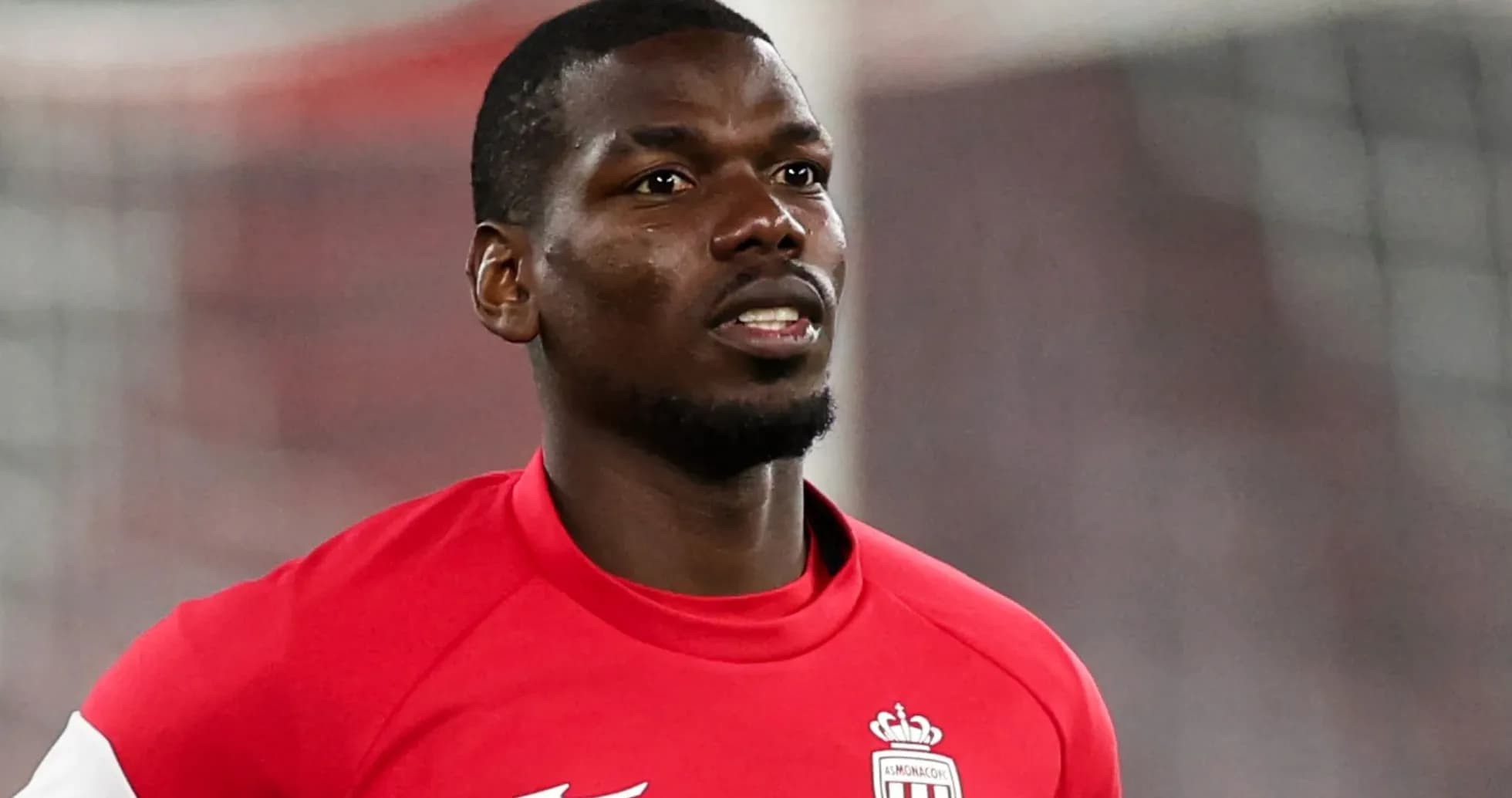 Jugador de fútbol entrenando en camiseta roja