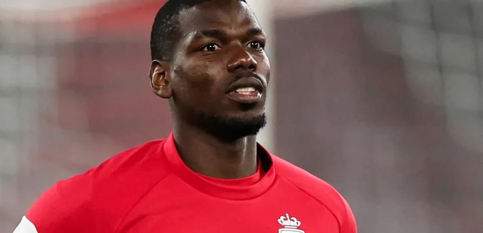 Jugador de fútbol entrenando en camiseta roja