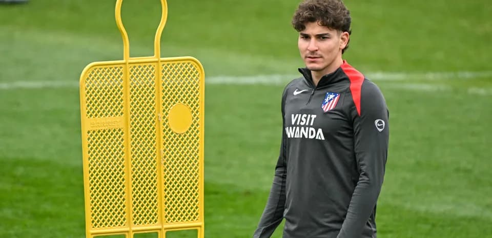 Jugador de Atlético de Madrid en entrenamiento con conos