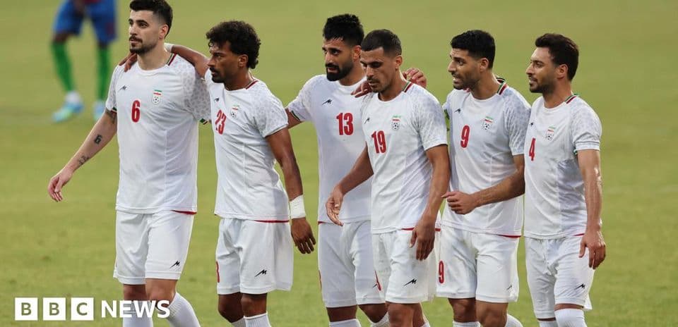 Jugadores de Irán celebrando en el campo de fútbol