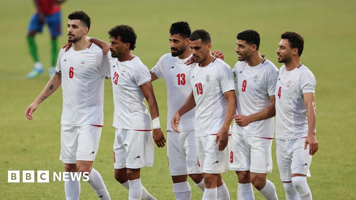 Jugadores de Irán celebrando en el campo de fútbol