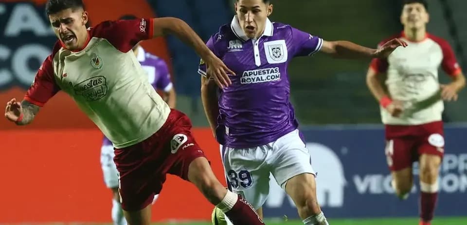 Jugadores de Universidad de Concepción y D. La Serena en acción