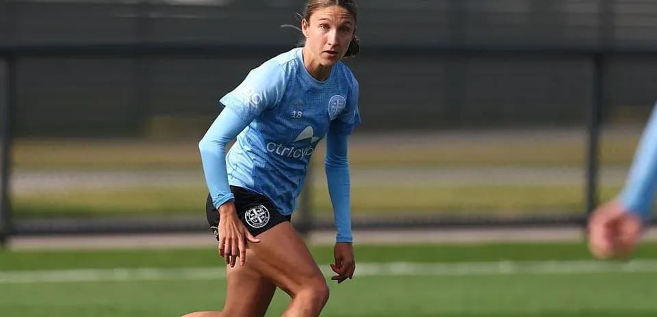 Jugadora entrenando en el campo de fútbol