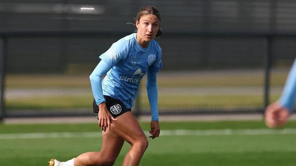 Jugadora entrenando en el campo de fútbol