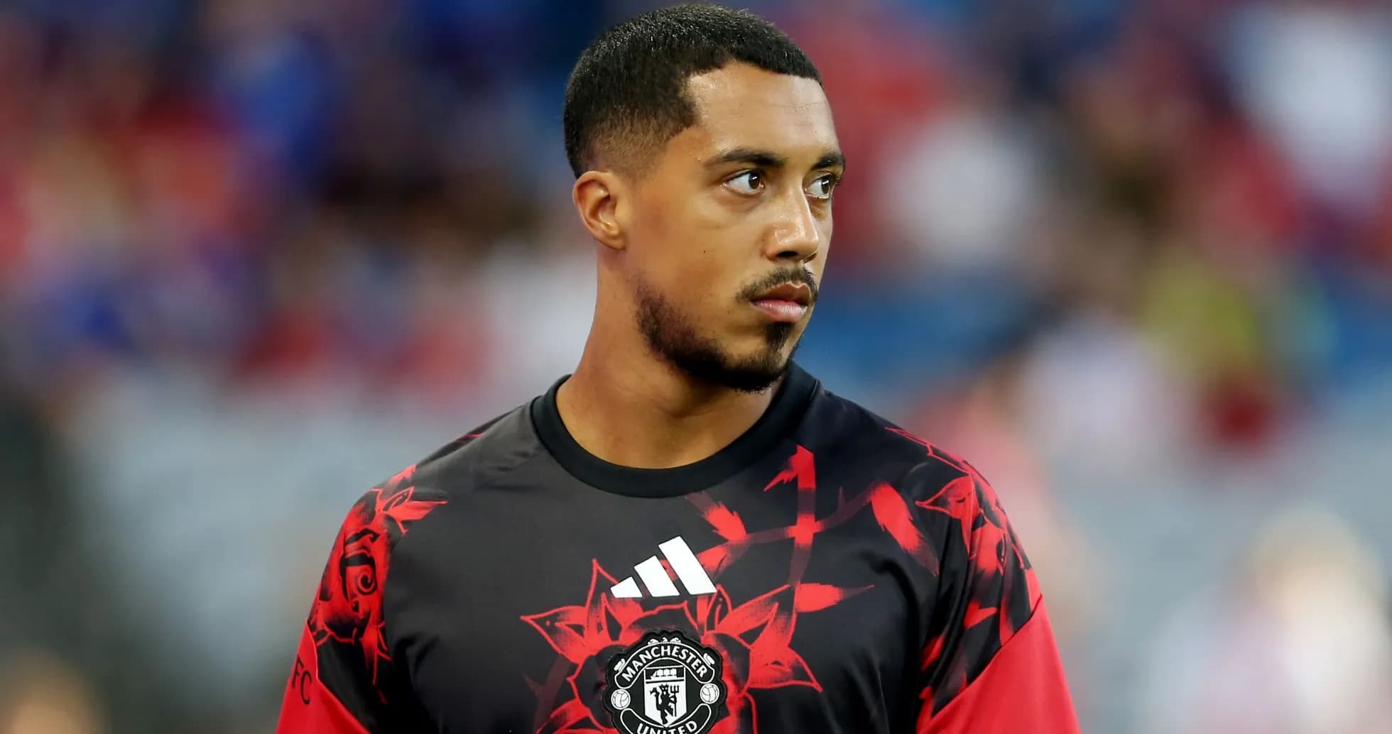 Jugador de Manchester United en calentamiento previo al partido