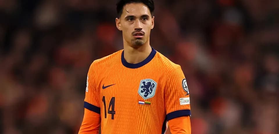 Jugador de Países Bajos en camiseta naranja durante partido