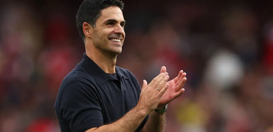 Entrenador aplaudiendo en el campo durante el partido