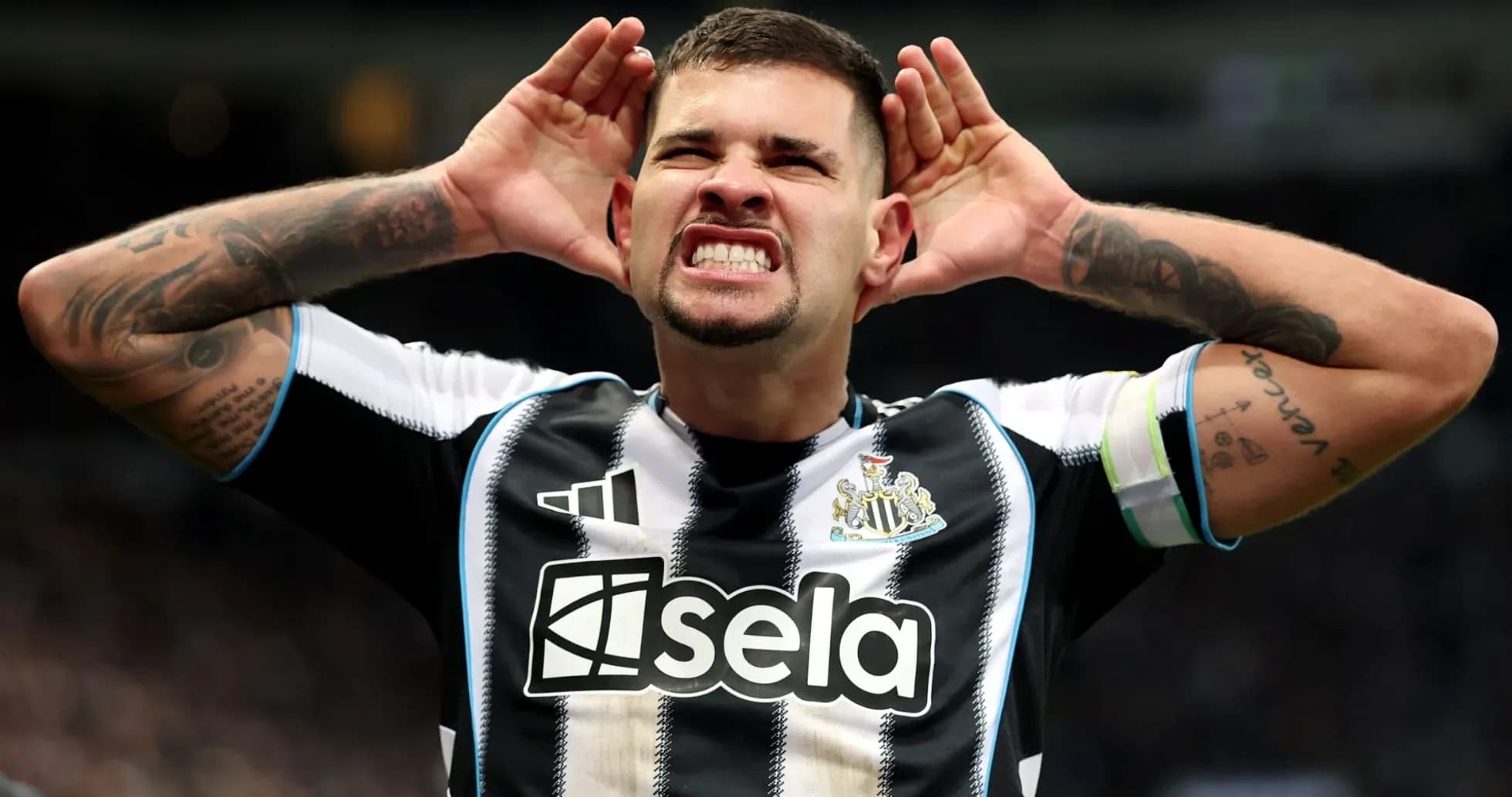 Jugador de Newcastle celebrando con las manos en las orejas