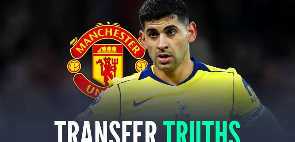 Jugador con camiseta amarilla frente al logo de Manchester United