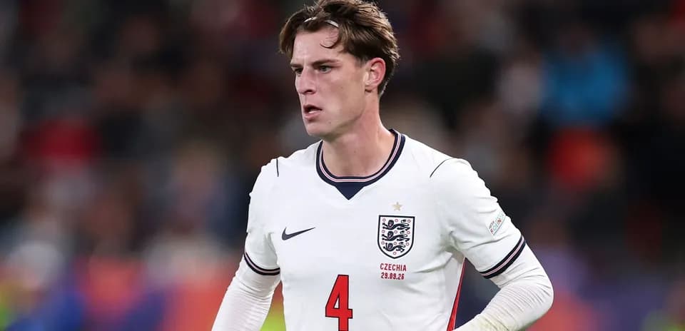 Jugador de Inglaterra en partido, camiseta blanca