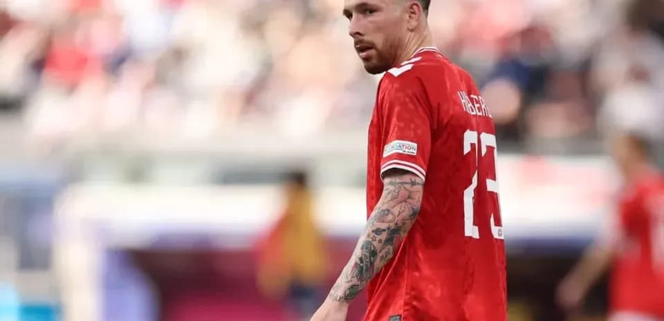Jugador con camiseta roja en el campo de fútbol
