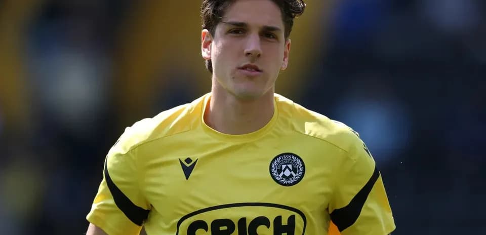 Jugador con camiseta amarilla de Udinese en el campo