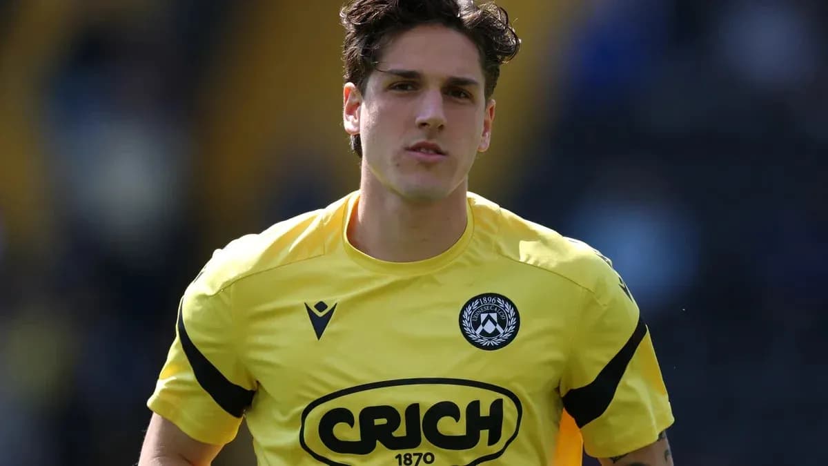 Jugador con camiseta amarilla de Udinese en el campo