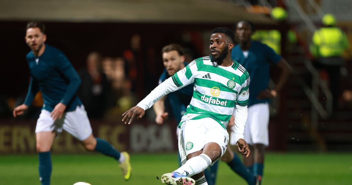 Jugador de Celtic corriendo tras el balón en partido