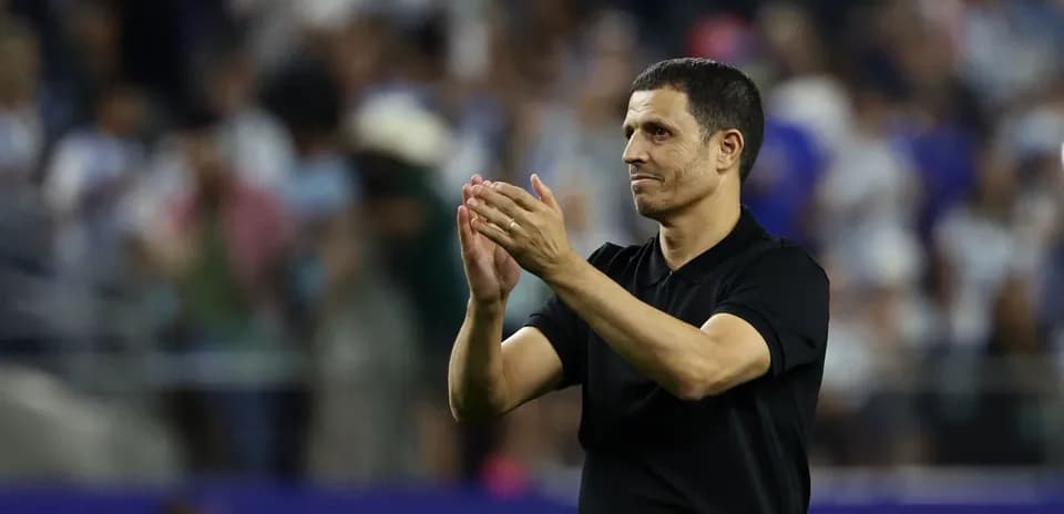 Entrenador aplaudiendo al público después del partido