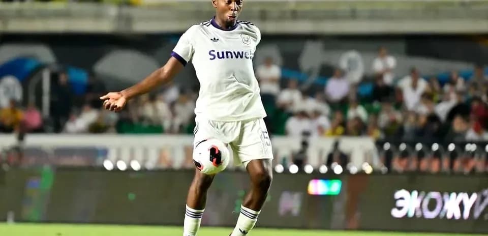 Jugador de Anderlecht controlando el balón