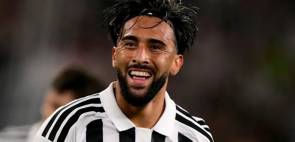 Jugador de Juventus sonriendo en el campo