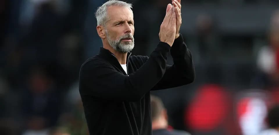 Entrenador aplaudiendo durante un partido