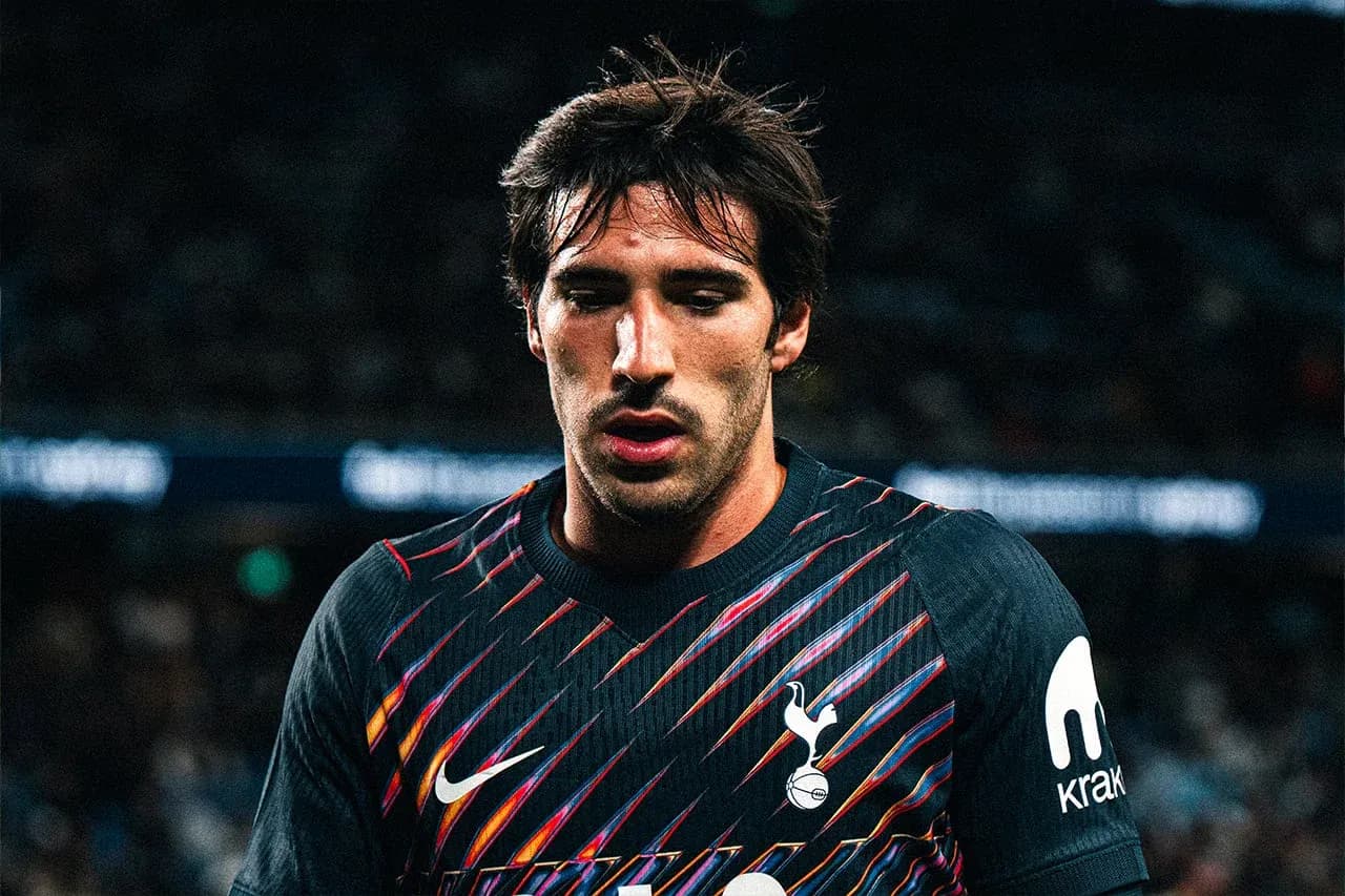 Jugador de Tottenham en uniforme durante el partido