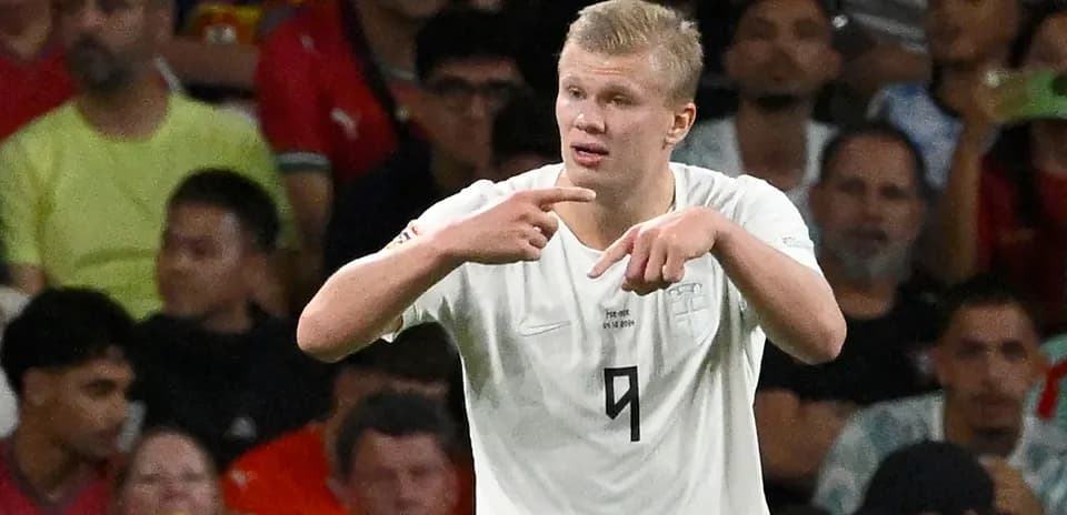 Jugador señalando durante un partido de fútbol