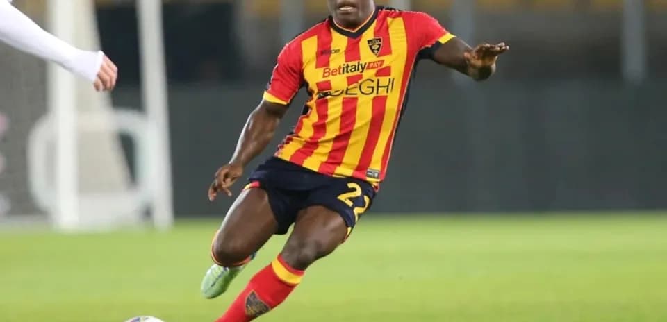 Jugador de fútbol corriendo tras el balón en el campo