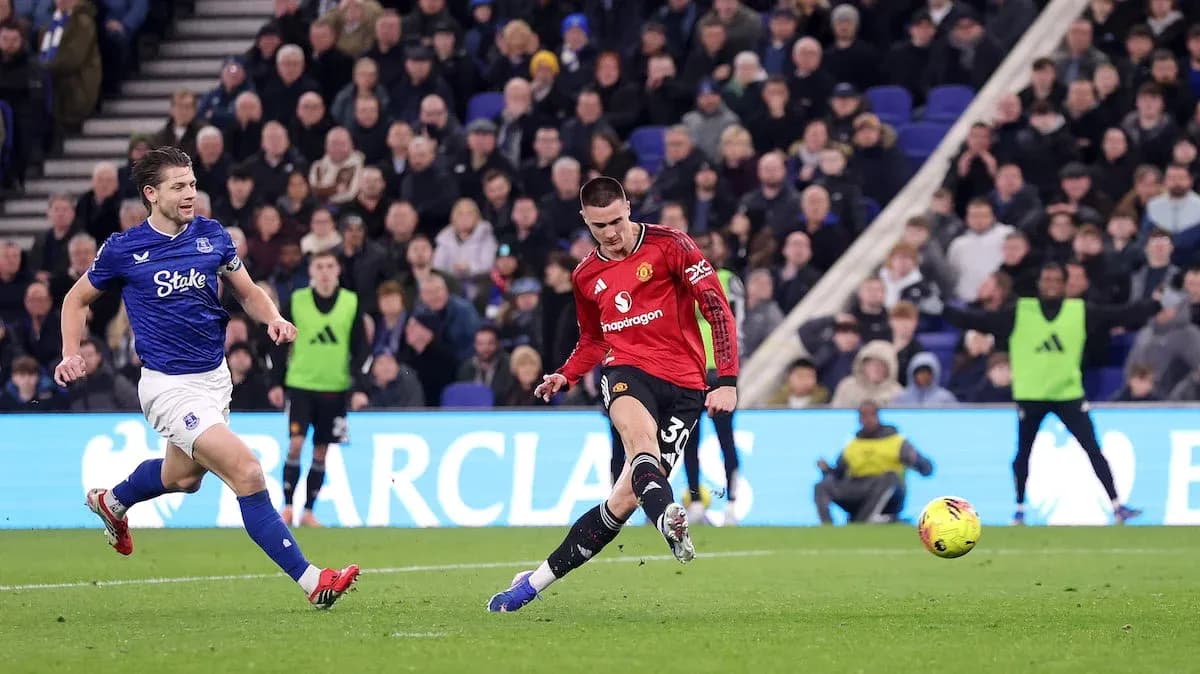 Jugador de Everton persiguiendo a un jugador de Manchester United